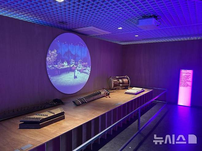 [서울=뉴시스] '2부 수양과 낭만사이'에서는 조선 전기 사대부의 수신(修身)을 위한 도구로 활용됐던 거문고 문화와 조선 후기 다양한 계층이 함께 어울리며 음악을 즐겼던 풍류를 조명했다. (사진=국립국악원 제공)