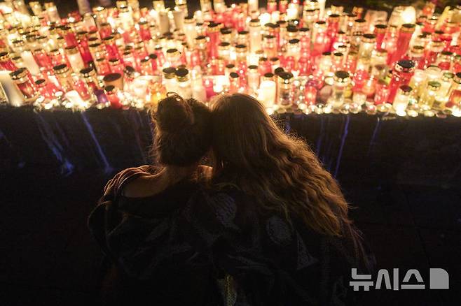 [그라츠=AP/뉴시스] 10일(현지 시간) 오스트리아 그라츠의 한 고등학교에서 총기 난사 사건이 발생한 가운데 시내 중앙 광장에 모인 시민들이 희생자들을 위한 촛불을 밝히고 있다. 2025.06.11.