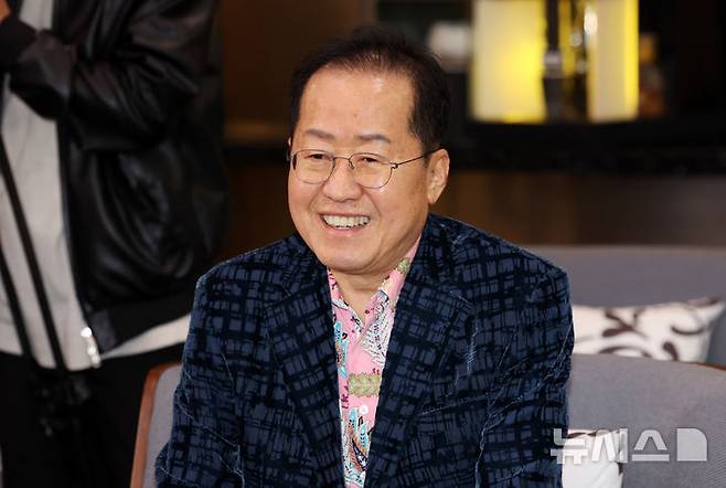 [인천공항=뉴시스] 이영환 기자 = 홍준표 전 대구시장이 10일 오후 인천국제공항 제1여객터미널에서 미국 출국을 앞두고 배웅온 이준석 개혁신당 대선후보와 대화를 하고 있다. 2025.05.10. 20hwan@newsis.com