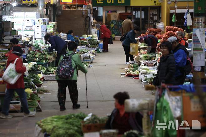 [서울=뉴시스] 김명년 기자 = 15일 서울시내 한 전통시장이 한산한 모습을 보이고 있다. 한국경제연구원의 소비자 구매 데이터 분석 결과에 따르면 대형마트 휴업일에도 전통시장에서의 소비는 늘어나지 않았다. 2022년 주말 식료품 구매액 분석 결과 대형마트 의무휴업일(일요일) 전통시장의 평균 식료품 구매액은 610만원으로 대형마트가 영업하는 일요일(630만원)에 비해 낮았다. 2015년과 2022년 대형마트 의무휴업일의 식료품 평균 구매액을 비교한 결과, 전통시장에서의 구매액은 55% 감소(1370만→610만원)했으며, 온라인몰 구매액은 20배 이상 증가(350만→8170만원)했다. 이는 소비자들이 대형마트가 문을 닫더라도 전통시장을 가는 대신 온라인 구매를 이용하거나 다른 날 쇼핑을 하는 것으로 풀이된다. 2025.04.15. kmn@newsis.com