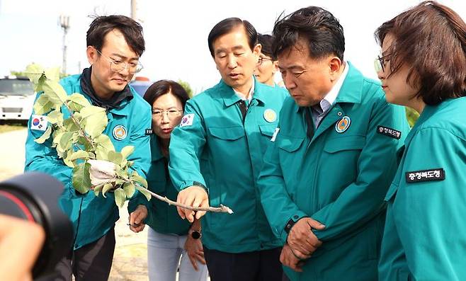 [충주=뉴시스] 이병찬 기자 = 김영환(왼쪽 네 번째) 충북도지사와 조길형(왼쪽 세 번째) 충주시장이 5일 충북 충주시 주덕읍의 한 과수원에서 과수화상병 방제 현장을 점검하고 있다. (사진=충주시 제공) 2025.06.05. photo@newsis.com *재판매 및 DB 금지