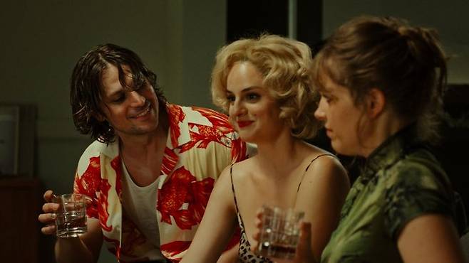 [서울=뉴시스] 영화 '발코니의 여자들' 스틸. (사진=그린나래미디어 제공) 2025.06.11. photo@newsis.com *재판매 및 DB 금지