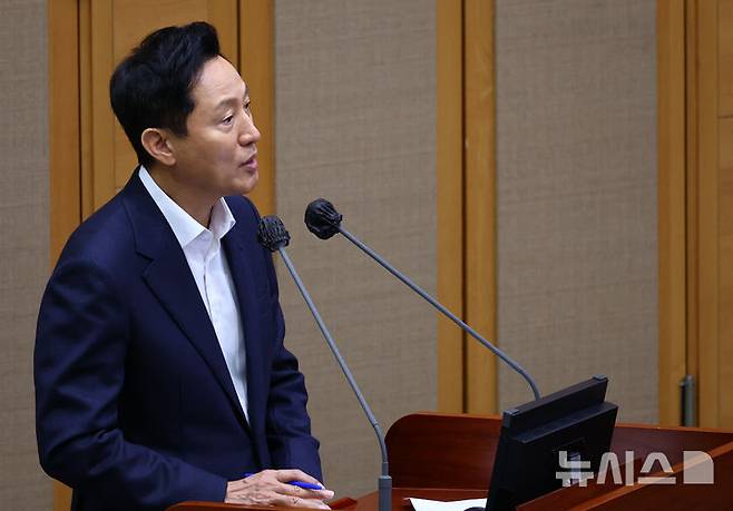 [서울=뉴시스] 박주성 기자 = 오세훈 서울시장이 11일 오전 서울 중구 서울시의회에서 열린 제331회 정례회 제2차 본회의에서 김동욱 의원의 질의에 답하고 있다. 2025.06.11. park7691@newsis.com