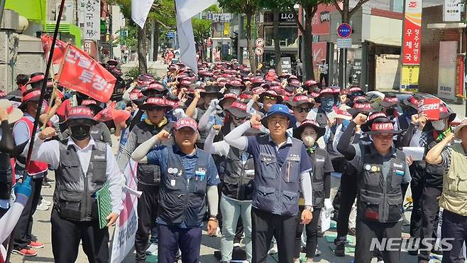 [청주=뉴시스] 임선우 기자 = 민주노총 공공운수노조 우진교통지회가 10일 충북 청주시청 제1임시청사 앞에서 기자회견을 열어 시내버스 운수노동자의 노동조건 개선을 촉구하고 있다. 2023.07.10. imgiza@newsis.com