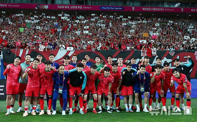 [서울=뉴시스] 김근수 기자 = 11회 연속 월드컵 본선 진출에 성공한 한국 축구대표팀 손흥민과 선수들이 지난 10일 서울 마포구 서울월드컵경기장에서 열린 2026 국제축구연맹(FIFA) 북중미월드컵 아시아 3차 예선 쿠웨이트와의 경기에서 4-0 승리를 거둔 후 팬들과 기념촬영을 하고 있다. 2025.06.10. ks@newsis.com