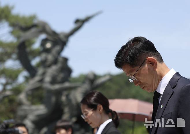 [서울=뉴시스] 김명년 기자 = 김문수 전 국민의힘 대통령 후보가 현충일인 지난 6일 오전 서울 동작구 국립서울현충원에서 김용태 국민의힘 비상대책위원장과 대선 캠프 참모들과 함께 현충탑에 참배하고 있다. 2025.06.06. kmn@newsis.com