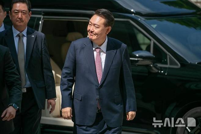[서울=뉴시스] 사진공동취재단 = 윤석열 전 대통령이 9일 서울 서초구 서울중앙지방법원에서 열린 내란 우두머리 혐의·직권남용 권리행사 방해 혐의 사건 6차 공판에 출석하고 있다. 2025.06.09. photo@newsis.com
