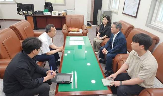 [양구=뉴시스] 11일 서흥원 양구군수는 이날 오전 국가철도공단 강원본부를 방문해 춘천~속초 동서고속화철도 제4공구 용하리~야촌리 구간의 성토구간을 교량으로 전환해 줄 것을 요청했다 고 밝혔다. 양구군 제공. *재판매 및 DB 금지