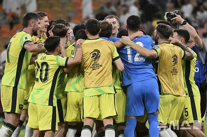 [제다=AP/뉴시스] 호주 선수들이 10일(현지 시간) 사우디아라비아 제다의 킹 압둘라 스타디움에서 열린 2026 국제축구연맹(FIFA) 북중미 월드컵 아시아 3차 예선 C조 최종전에서 사우디를 꺾은 후 자축하고 있다. 호주가 2-1로 이기고 5승4무1패(승점19)로 일본에 이어 조 2위를 차지하며 6회 연속 본선에 진출했다. 2025.06.11.