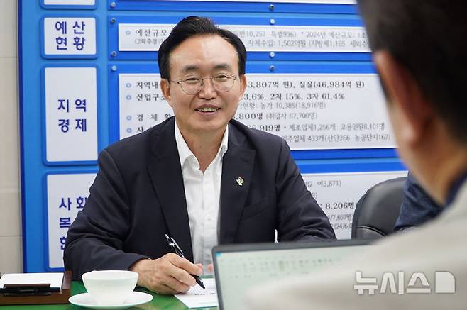 [나주=뉴시스] 이창우 기자=윤병태 전남 나주시장은 11일 뉴시스와의 인터뷰를 통해 나주는 대한민국 에너지 공기업이 집적화한 에너지전환의 심장 도시임을 강조하면서 새 정부가 신설을 추진 중인 '기후에너지부'의 나주 유치를 공식 제안한다고 밝혔다. 2025.06.11. lcw@newsis.com