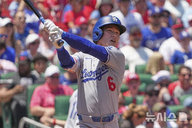 [세인트루이스=AP/뉴시스] LA 다저스의 김혜성이 지난 8일(현지 시간) 미 미주리주 세인트루이스의 부시 스타디움에서 열린 2025 메이저리그 세인트루이스 카디널스와의 경기 2회 초 2타점 3루타를 치고 있다. 이날 중견수로 선발 출전한 김혜성은 2타수 1안타 2타점 1삼진을 기록했고 다저스는 7-3으로 승리했다. 2025.06.09.