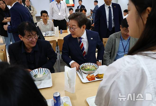 [서울=뉴시스] 최진석 기자 = 이재명 대통령이 11일 서울 용산 대통령실 기자식당에서 출입기자들과 식사를 하며 대화를 나누고 있다. 2025.06.11. myjs@newsis.com