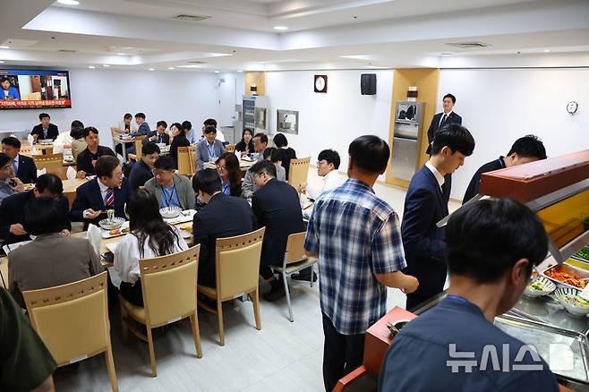 [서울=뉴시스] 최진석 기자 = 이재명 대통령이 11일 서울 용산 대통령실 기자식당에서 출입기자들과 식사를 하고 있다. 2025.06.11. myjs@newsis.com