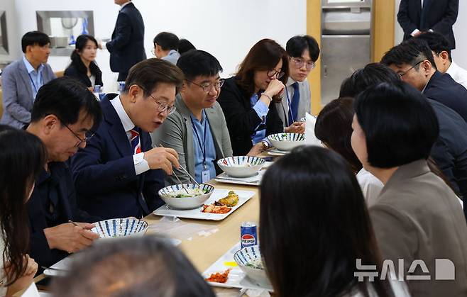 [서울=뉴시스] 최진석 기자 = 이재명 대통령이 11일 서울 용산 대통령실 기자식당에서 출입기자들과 식사를 하고 있다. 2025.06.11. myjs@newsis.com