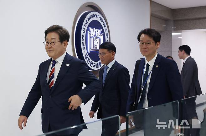 [서울=뉴시스] 최진석 기자 = 이재명 대통령이 11일 서울 용산 대통령실 기자식당에서 식사를 마친 뒤 이동하고 있다. 2025.06.11. myjs@newsis.com