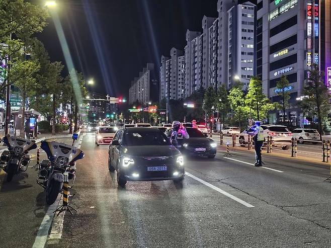 [강릉=뉴시스] 강릉경찰서가 6월 한 달간을 음주운전 단속기간으로 정하고 단속을 진행하고 있는 모습.(사진=강릉경찰서 제공)photo@newsis.com *재판매 및 DB 금지