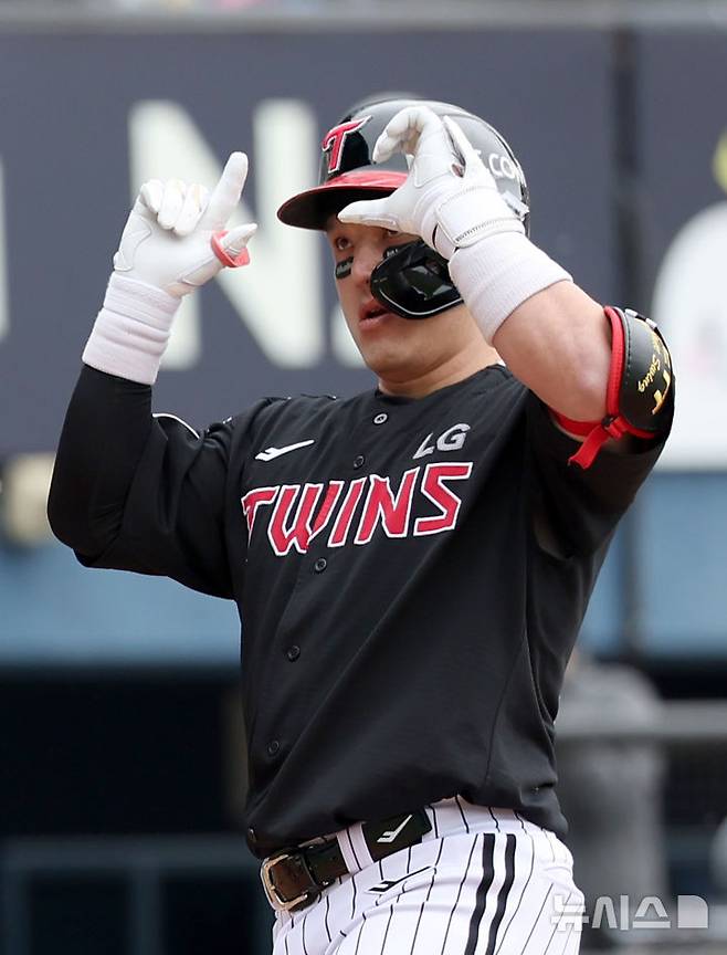 [서울=뉴시스] 김선웅 기자 = 6일 서울 송파구 잠실야구장에서 열린 2025 프로야구 LG 트윈스 vs 두산 베어스의 경기, 2회초 무사 주자없는 상황 LG 5번타자 박동원이 좌월 솔로 홈런을 때린 뒤 홈인 하고있다. 2025.05.06. mangusta@newsis.com