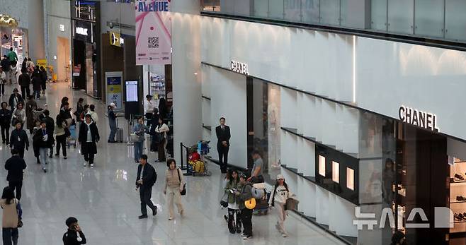 [인천공항=뉴시스] 김선웅 기자 = 인천국제공항 면세구역에서 여행객들이 오가고 있다. 2025.03.12. mangusta@newsis.com