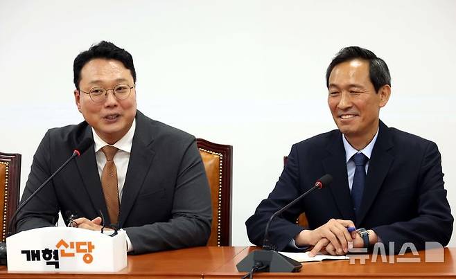 [서울=뉴시스] 조성봉 기자= 천하람 원내대표 겸 당대표 권한대행이 11일 오후 서울 여의도 국회에서 우상호 대통령실 정무수석을 접견하고 있다. 2025.06.11. suncho21@newsis.com