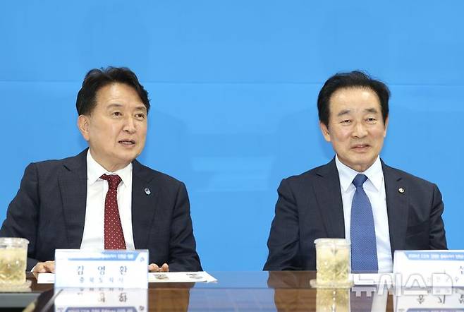 [진천=뉴시스] 11일 충북 진천군청 브리핑실에 김영환(왼쪽) 충북지사와 송기섭 진천군수가 나란히 앉아있다. (사진=진천군 제공) 2025.06.11. photo@newsis.com