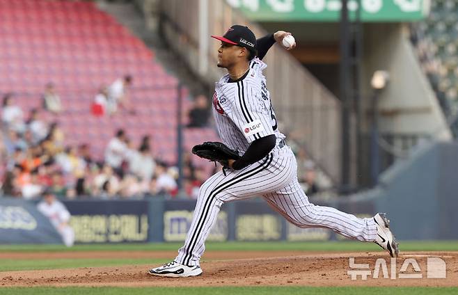 [서울=뉴시스] 김선웅 기자 = 11일 서울 송파구 잠실야구장에서 열린 2025 프로야구 SSG 랜더스와 LG 트윈스의 경기, LG 선발투수 에르난데스가 역투하고 있다. 2025.06.11. mangusta@newsis.com
