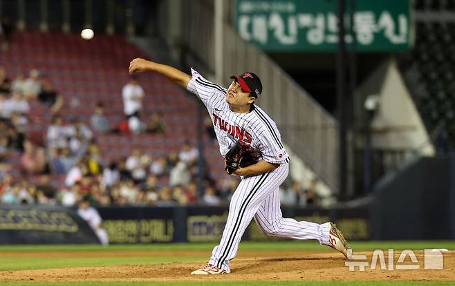 [서울=뉴시스] 김선웅 기자 = 11일 서울 송파구 잠실야구장에서 열린 2025 프로야구 SSG 랜더스와 LG 트윈스의 경기, 8회초 LG 교체투수 장현식이 역투하고 있다. 2025.06.11. mangusta@newsis.com