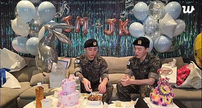 전역 기념 라이브 방송 중인 방탄소년단 정국과 지민 [출처=위버스 방송 캡처]