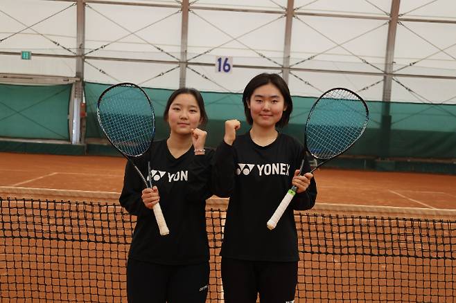 2025 주니어 국가대표 선발전 여자 복식 1위에 올라 태극 마크를 달게 된 경북조리과학고 임수연(왼쪽)-김나현. 대한소프트테니스협회