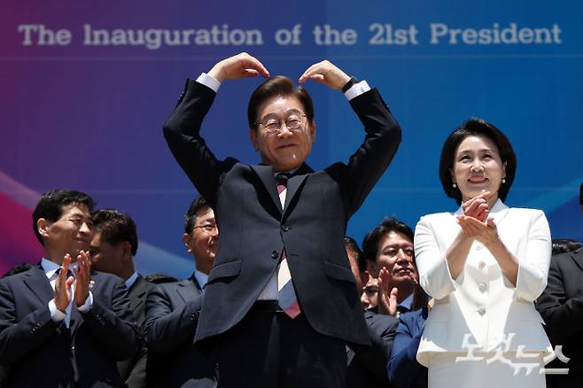 이재명 대통령 내외가 4일 오전 서울 여의도 국회 로텐더홀에서 취임 선서를 마치고 나와 잔디광장에 모인 시민들을 향해 하트를 만들어 보이고 있다. 윤창원 기자