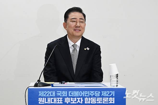 10일 서울 여의도 국회 의원회관에서 열린 제22대 국회 더불어민주당 제2기 원내대표 후보자 합동토론회에서 김병기 후보자가 토론회에 앞서 기념촬영을 하고 있다. 윤창원 기자