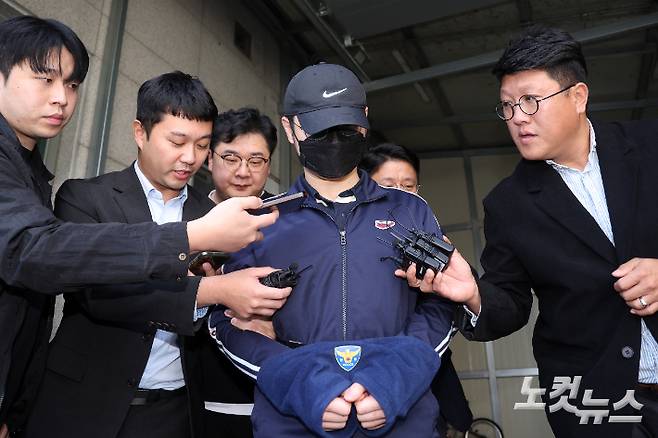 살인과 사체 손괴, 사체 유기 혐의로 체포된 육군 영관 장교 양광준씨가 춘천경찰서 유치장에서 나와 조사실로 이동하고 있다. 구본호 기자