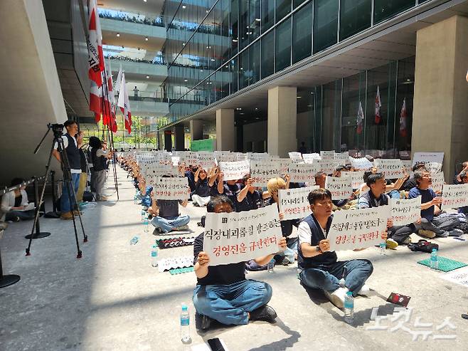 네이버 노동조합(공동성명)은 11일 오후 경기 성남시 네이버 본사 1층에서 최인혁 전 COO의 복귀를 반대하는 집회를 열었다. 박성은 기자