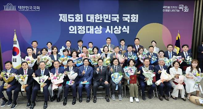 11일 서울 여의도 국회에서 열린 제5회 대한민국 국회 의정대상 시상식에서 우원식 국회의장과 수상자들이 기념촬영 하고 있다. 연합뉴스