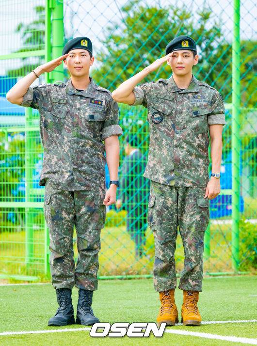 [OSEN=춘천, 박준형 기자] 그룹 방탄소년단(BTS) RM(30·본명 김남준)과 뷔(29·본명 김태형)가 10일 전역했다. 지난 2023년 12월 입대한 RM과 뷔는 각각 육군 제15보병사단, 육군 제2군단 군사경찰 특수임무대에서 군 복무를 이어왔다. 이후 약 1년 7개월 동안 병역의 의무를 마치고 전역하게 됐다. BTS 뷔와 RM이 전역식을 마치고 인사하고 있다.   2025.06.10 / soul1014@osen.co.kr