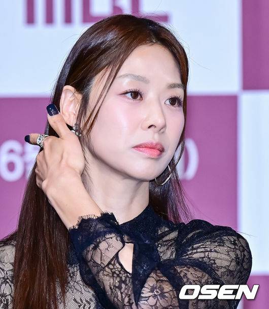 [OSEN=지형준 기자] 5일 오전 서울 상암동 MBC에서 MBC 새 일일드라마 ‘태양을 삼킨 여자’ 제작발표회가 열렸다.오는 9일(월) 첫 방송을 앞두고 있는 ‘태양을 삼킨 여자’는 피해자가 가해자로 둔갑한 세상, 하나뿐인 딸의 이름으로 재벌가에 맞선 한 여자의 처절한 복수극을 그린 작품이다.&nbsp;배우 장신영이 포즈를 취하고 있다. 2025.06.05 /jpnews@osen.co.kr