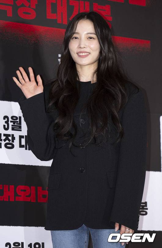 [OSEN=김성락 기자] 27일 오전 서울 강남구 메가박스 코엑스에서 영화 ‘대외비’ VIP 시사회 포토월 행사가 열렸다. 배우 윤소희가 취재진을 향해 포즈를 취하고 있다. 2023.02.27/ksl0919@osen.co.kr