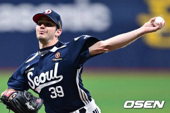 [OSEN=고척, 조은정 기자]31일 오후 서울 고척스카이돔에서 2025 신한 SOL Bank KBO리그 키움 히어로즈와 두산베어스의 경기가 열렸다.홈팀 키움은 로젠버그를, 방문팀 두산은 잭로그를 선발투수로 내세웠다.1회말 두산 선발 잭로그가 역투하고 있다. 2025.05.31 /cej@osen.co.kr