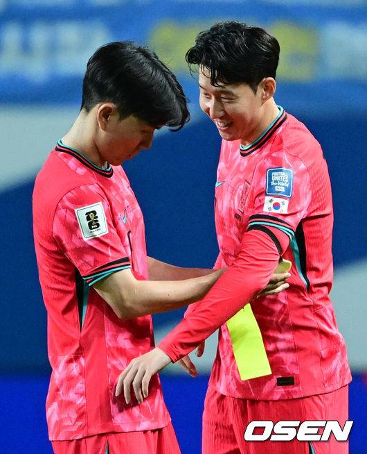 [OSEN=서울월드컵경기장, 조은정 기자]10일 서울 마포구 서울월드컵경기장에서 2026 국제축구연맹(FIFA) 북중미 월드컵 아시아 3차 예선 B조 10차전 대한민국 남자 축구 대표팀과 쿠웨이트의 경기가 열렸다.한국은 지난 6일 이라크 원정에서 2-0 완승과 함께 5승 4무(승점 19)로 조 2위 이상을 확정, 11회 연속 월드컵 본선 진출을 조기 확정지었다.후반 교체투입된 한국 손흥민이 황인범에게 완장을 건네받고 있다. 2025.06.10 /cej@osen.co.kr