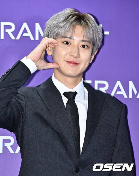 [OSEN=조은정 기자]22일 서울 강남구 한 뷰티 디바이스 브랜드의 플래그십 스토어에서 오픈 기념 포토월 행사가 열렸다.이날 행사에는 티파니, 권유리, 강다니엘, 고준희, 수현, 이주연, 효민, 장희진, 엑소 찬열, 박효신, 김재중, 전혜빈, 다샤 타란이 참석했다.엑소 찬열이 포즈를 취하고 있다. 2024.11.22 /cej@osen.co.kr