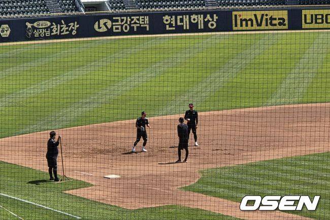 [OSEN=잠실, 한용섭 기자]&nbsp;LG 트윈스 김주성이 11일 잠실구장에서 이영빈과 함께 수비 훈련을 하고 있다. /orange@osen.co.kr