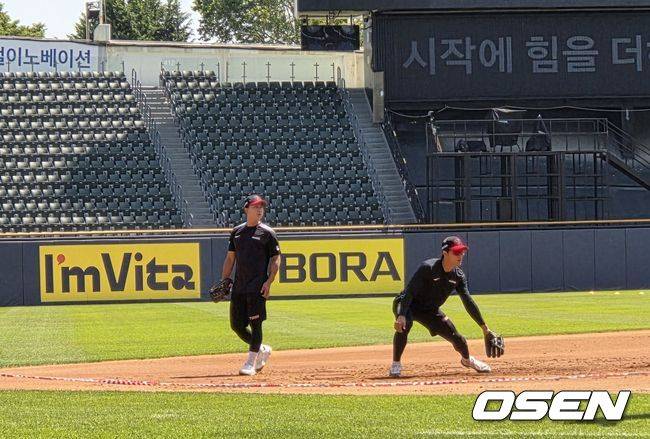 [OSEN=잠실, 한용섭 기자]&nbsp;LG 트윈스 김주성이 11일 잠실구장에서 이영빈과 함께 수비 훈련을 하고 있다. /orange@osen.co.kr