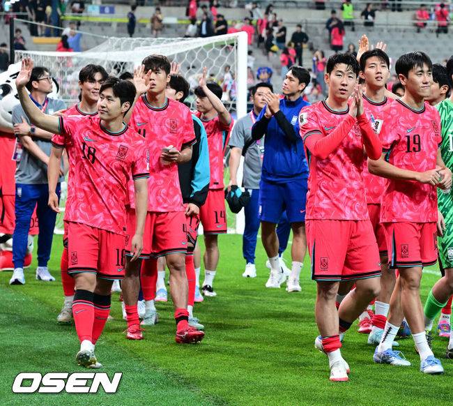 [OSEN=서울월드컵경기장, 지형준 기자] 대한민국 대표팀이 무려 15년 만에 패배 없이 최종예선을 마무리했다.&nbsp;홍명보 감독이 이끄는 대한민국&nbsp;축구 국가대표팀은 10일 서울월드컵경기장에서 열린&nbsp;2026 국제축구연맹(FIFA) 북중미 월드컵 아시아지역 최종예선 3차 예선 B조 10차전에서 쿠웨이트와 맞붙어 4-0으로 대승했다.이번 승리로 한국은 승점 22점(6승 4무)을 만들면서 패배 없이 최종예선을 마쳤다.경기를 마치고 축구대표팀이 팬들에게 인사를 하고 있다. 2025.06.10 /jpnews@osen.co.kr