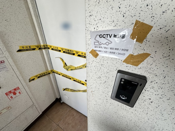 ▲ 지난 10일 오전 3시 30분께 대구시 달서구 장기동의 한 아파트에서 50대 여성 A씨가 흉기에 찔린 채 사망하자 경찰이 출입을 통제하고 있다. ⓒ연합뉴스