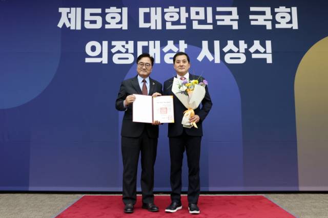 ▲박대출 의원(오른쪽)이 제5회 대한민국 국회 의정대상을 수상했다. ⓒ박대출의원사무실