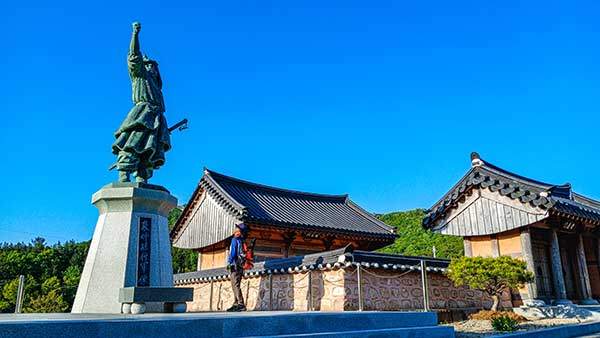 배중손 장군 동상과 그를 모신 사당 정충사.