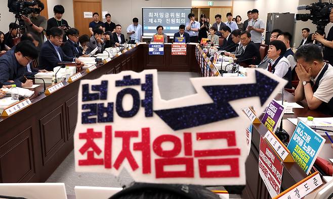 10일 세종시 정부세종청사에서 열린 최저임금위원회 4차 전원회의에서 한 근로자 위원이 머리띠가 눈길을 끌고 있다. 뉴시스