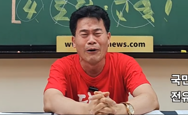 지난 2일 유튜브 채널 ‘전한길뉴스’에 올라온 ‘전한길이 눈물로 드리는 호소문’이라는 제목의 영상에서 전한길씨가 무릎을 꿇은 채 투표장에 가 달라고 말하며 오열하고 있다. 전한길뉴스 캡처