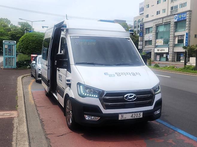 제주에서 운행하는 자율주행버스&nbsp;‘탐라자율차’.