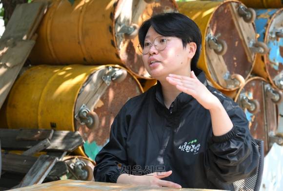 국내외 16개 시민단체의 연대체인 ‘플뿌리연대’에서 활동 중인 서울환경연합 소속 박정음(29)씨가 10일 서울 종로구 서울환경연합 사무실에서 탈플라스틱 정책의 성공 조건에 대해 설명하고 있다. 안주영 전문기자