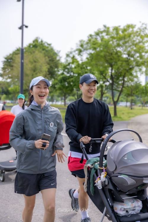 ‘2025 탄생응원 서울 축제 공모전’ 사진 부문 대상 수상작인 ‘달려라 오케이 가족!’. 서울시 제공